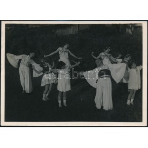 cca 1934 Kinszki Imre (1901-1945) budapesti fotóművész hagyatékából, pecséttel jelzett vintage fotó ...