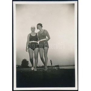 cca 1932 Kinszki Imre (1901-1945) budapesti fotóművész hagyatékából, jelzés nélküli vintage fotó (fürdőruhás hölgyek)...