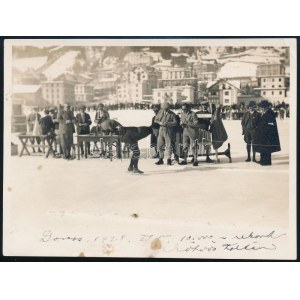 1928 Davos, Eötvös Zoltán (1891-1936) gyorskorcsolyázó fotója a téli olimpiai játékokon, a fotón feliratozva, 8x11 cm ...