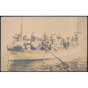1918 Abbázia, sétahajókázás a tengeren, a hajóban többek között Móricz Zsigmondné Holics Janka (1883-1925)...