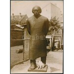 cca 1935 Sárdi János színész, operaénekes (1907-1969) egész alakos fényképe a szobrász udvarán és a róla készült szobor...