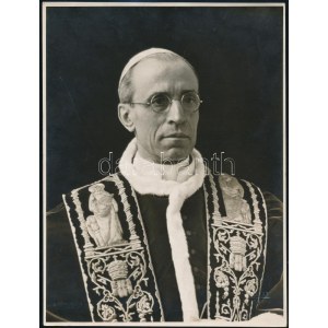 cca 1940 XII. Pius pápa (1876-1958) portréja, fotó F. Alinari firenzei műterméből, szárazpecséttel jelzett...