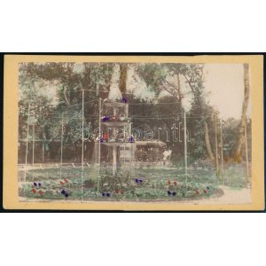 cca 1872 Margitszigeti szökőkút, kerttel, a háttérben a lóvasúttal, festett keményhátú fotó, Pest, Zograf...