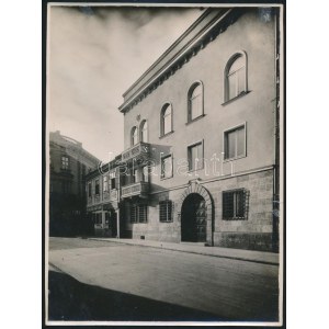 cca 1930 A vízivárosi (Bp., I. ker) Iskola utca részlete, (Iskola utca 2., Iskola utca/Szalag utca sarka), fotó...
