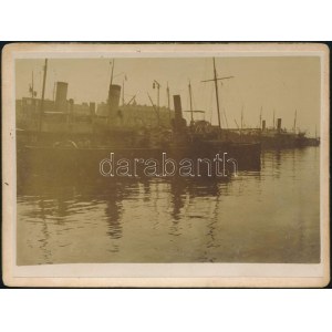 cca 1900-1910 Fiumei-kikötő részlete, a benne horgonyzó hajókkal, fotó kartonon, 9x12 cm / cca 1900-1910 Fiume-Rijeka...