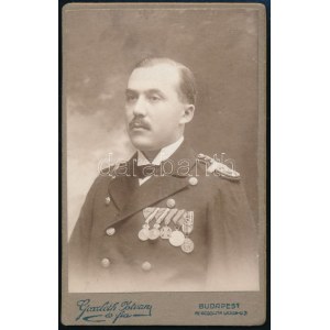 cca 1900 Osztrák-magyar hajóstiszt portréfotója, számos kitüntetéssel, Bp., Goszleth István-ny....