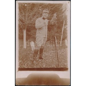 cca 1916 Katona utazó fényképezőgéppel, fotólap, sarkaiban sérült, 14x9 cm / Soldier with field camera, photocard...