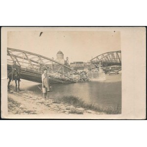 1919 A felrobbantott Párkányi híd. Csehszlovák bélyeggel és bélyegzéssel, a lapot író lány a képen ...