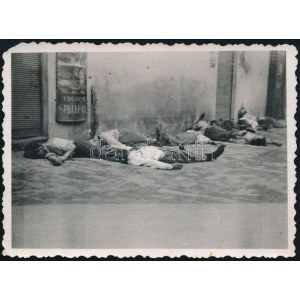 1941 Csetnikek által kivégzett magyarok Zomborban április 9-én, hátoldalon feliratozott fotó, 6×8,5 cm ...