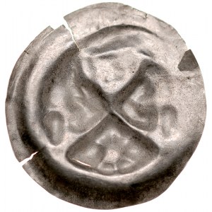 Brakteat guziczkowy II poł. XIII w., nieokreślona dzielnica, Av.: Głowa w koronie wsparta na krokwi, pod nią gwiazda, po bokach krokwi krzyże.