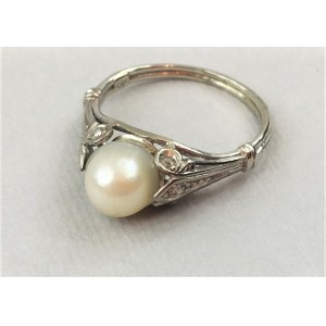 Pierścionek z perłą i diamentami pocz. XX wieku białe złoto 585/1000/perła/diamenty