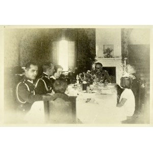 Józef Piłsudski (Fotografia), Józef Piłsudski przy stole z adiutantami i rodziną