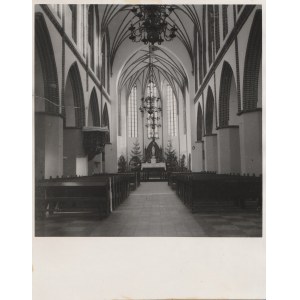 SŁUPSK. Wnętrze kościoła Mariackiego (odbudowanego w latach 1947-1948) – widok na ołtarz główny