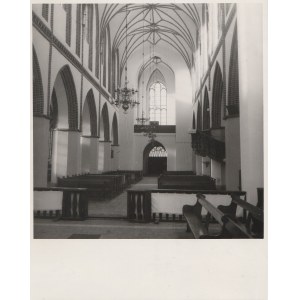 SŁUPSK. Wnętrze kościoła Mariackiego (odbudowanego w latach 1947-1948) – nawa główna z widokiem na c...