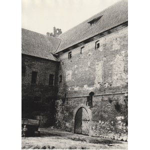 BARCIANY (pow. kętrzyński). Zamek – widok z dziedzińca