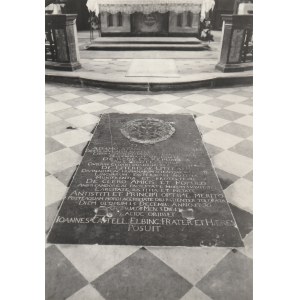 FROMBORK. Katedra – płyta nagrobna w posadzce