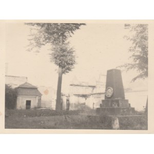 MORĄG (pow. ostródzki). Obelisk Conrada von Finckensteina (nieistniejący) przed pałacem