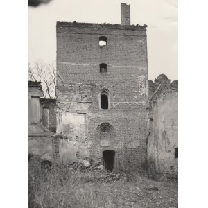 SZYMBARK (pow. iławski). Ruiny zamku krzyżackiego – widok z dziedzińca na bramę