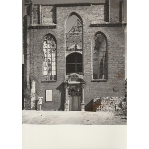 GDAŃSK. Kościół św. Józefa w czasie odbudowy – fragment z portalem wejściowym