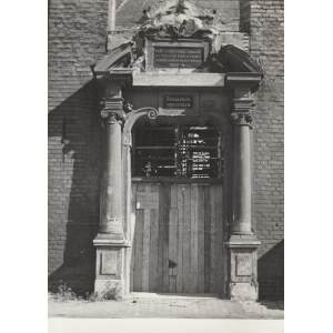 GDAŃSK. Kościół św. Józefa w czasie odbudowy – portal wejściowy