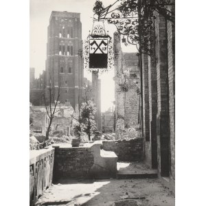 GDAŃSK. Ulica Piwna, w tle Bazylika Mariacka – ruiny przed odbudową