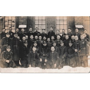 POZNAŃ. Zbiorowe zdjęcie portretowe 39 żołnierzy – kurs wychowania fizycznego dla oficerów w Poznani...