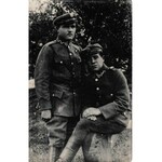 WOJNA POLSKO-BOLSZEWICKA. Zestaw 2 fot.: 1) portret zbiorowy żołnierzy pod szkołą powszechną w Barow...