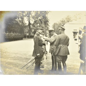 Józef Piłsudski (Fotografia), Józef Piłsudski odznacza francuskich generałów przed Beldwederem