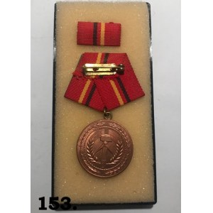 Medal NRD  Za lojalną służbę w Narodowej Armii Ludowej  w oryginalnym etui.