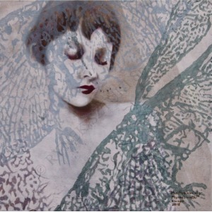 Ewa Żochowska, Tote Blumen - Myrna und Libellen (2016)