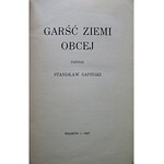 SAPIŃSKI STANISŁAW. Garść ziemi obcej. Napisał [...] Kraków 1927. Książka niniejsza ukazała się jako rękopis...