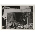 TARNÓW. Zestaw 2 zdjęć przedstawiających żydowskie kramy w maju 1941. Na odwrocie jednego z nich odr ...