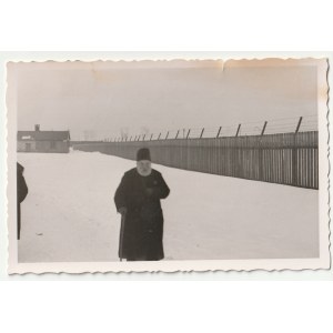WŁOCŁAWEK. Jew at the fence of the ghetto. On the back in German the description: Leslau 1940; dimensions: 90x45 mm; condition bdb. &lt; ...