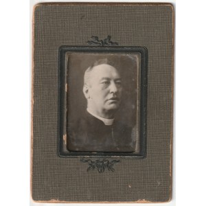 ŚREM, MOGILNO. Zdjęcie portretowe ks. Piotra Wawrzyniaka, koniec XIX wieku, anonim 4x5 cm, ozdobne p ...