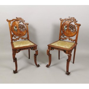 Para krzeseł w stylu mebli chińskich