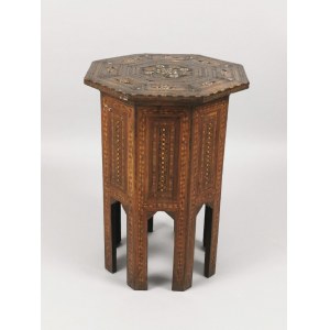 Stolik pomocniczy w stylu mauretańskim