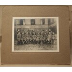 Żołnierze – komplet dwóch fotografii – grupa na dziedzińcu w mundurach, Na drugim zdjęciu: w płaszczach, Jakób Purec, Sanok