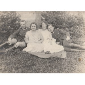 Żołnierze z rodzinami w ogrodzie, 30 cm