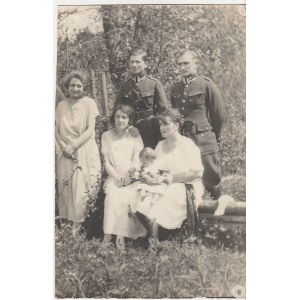Żołnierze z rodzinami w ogrodzie