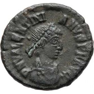 Valentinianus II., 375 - 392, AE4, Rv:VICTORIA.AVGGG., Victorie zleva, RIC.9.39a,