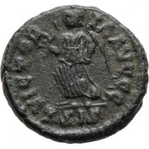 Valentinianus II., 375 - 392, AE4, Rv:VICTORIA.AVGGG., Victorie zleva, RIC.9.39a,