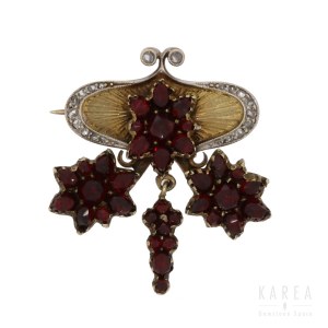 An Art Nouveau brooch