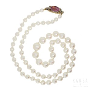 A single strand pearl necklace