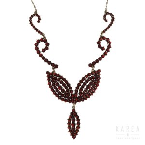 A garnet set necklace