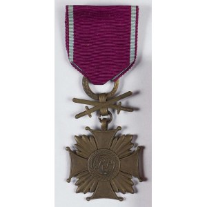 Zestaw: Brązowy Krzyż Zasługi z mieczami wraz z legitymacją