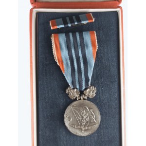 ČSSR / AR medaile Za pracovní věrnost, orig. etue, dekret, Ag punc,