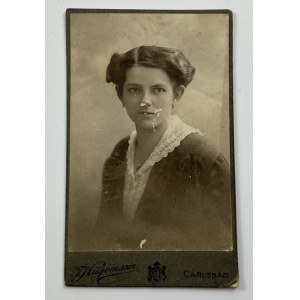 Fotografia na tekturce firmowej J. Kugemann Carlsbad [podpis Helena Kalinowska i data 20.08.1916]