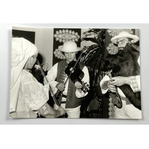 Fotografia czarno-biała - beskidzka kapela góralska ubrana w stroje ludowe, grająca na tradycyjnych instrumentach