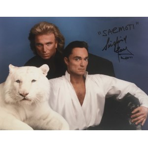 Zdjęcie zespołu Sarmoti - Siegfrieda i Royza z autografami artystów