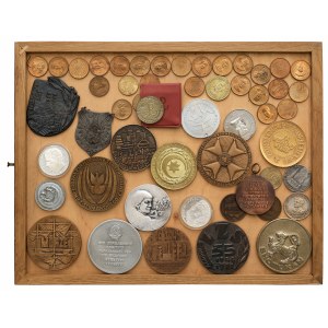Satz Medaillen und Spielsteine (52 Stück)